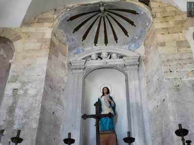 ...e quella centrale che esibisce la statua di Maria, inquadrata in una struttura colonnata terminante con un architrave abbellito da candidi angeli e un soffitto, una volta ceruleo, a bande dorate